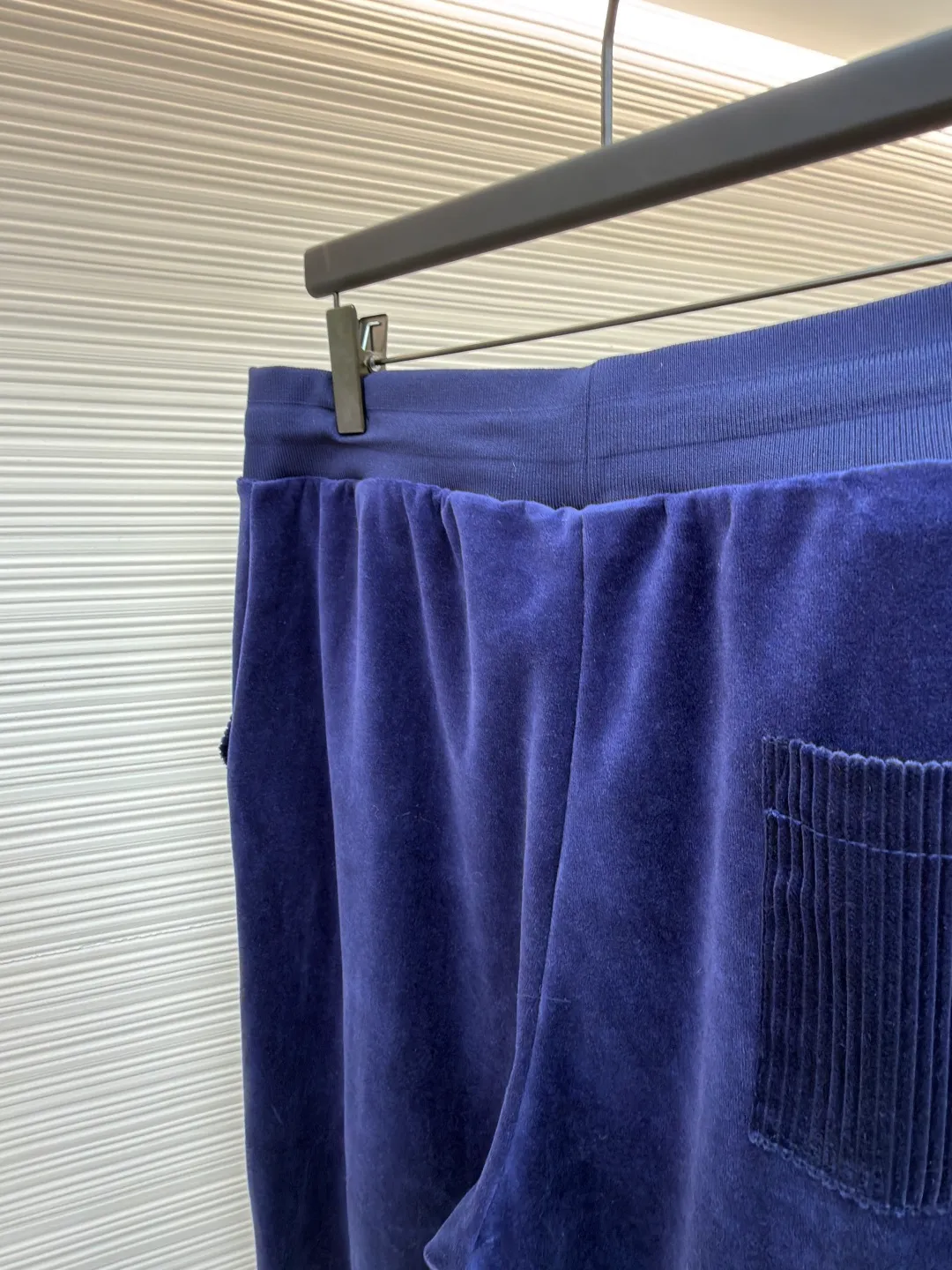 LOUIS VUITTON velvet solid color drawstring straight knitted sweatpants ●Original version: Purchased and developed by 16793 ●Item number: 1682160-B25 ●Fabric: velvet fabric ●Technology: knitting ●Color: navy blue ●Version: fitted version ●Weight: about 470 grams ●Size: S-M-L-XL ●Description: This navy blue leggings sweatpants are made of high-end velvet fabric. The cotton base is blended with polyester fiber treated by combing process, which makes the fabric have a soft and skin-friendly touch and practical performance of not easy to pilling and anti-wrinkle. The suede surface shows a delicate and uniform luster. Every inch of the velvet feel has been calibrated through the fixing process to avoid lint loss and color difference problems. The trousers are three-dimensionally cut, and the waist is equipped with a high-elastic rib drawstring design. The metal rope ends are electroplated and glaze-sealed, which is wear-resistant and has a long-lasting luster. The sides are spliced ​​with vertical pit rib fabric to enhance the extensibility of activities and enhance the three-dimensional sense of the fit. The leather logo plate on the trouser legs is fixed by hot stamping process, and the edges are polished smooth and burr-free. The leg openings are made of high-elastic ribbing of the same fabric. The double-needle hemming process is used for the stitching. The stitch spacing is even and fine. From fabric selection to detail sewing, every process follows strict quality control standards to ensure a balance between firmness and wearing comfort. The overall wiring is straight and delicate, the fabric is comfortable and soft, and the color is consistent without color difference. It can be matched with the same style to create a fashionable look and control various occasions. Customized accessories, complete with three standards, same style for men and women!